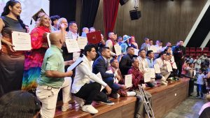 74 artistas de 18 municipios recibieron título profesional en artes, apoyados por el gobierno departamental.