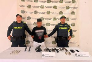 Hombre fue capturado cuando transportaba cuatro armas de fuego
