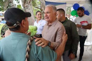 Elías estrena cancha sintética y concreta paquete de inversiones en salud, vías y espacio público